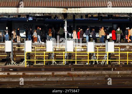 Clapham Junction, Londra, Regno Unito. 6 dicembre 2024. I passeggeri fanno la fila per i treni ferroviari nazionali a Clapham Junction, Londra, Regno Unito. La National Rail ha confermato che i treni sono in ritardo questa mattina a causa di un "difetto nazionale” di un sistema di comunicazione. Crediti: Nidpor/Alamy Live News Foto Stock
