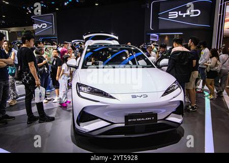 Bangkok, Bangkok, Thailandia. 5 dicembre 2024. Dicembre'‹ 05, 2024, Bangkok, Thailandia, i visitatori ispezionano un'auto BYD SEALION 7 durante la 41a Bangkok International Motor Expo all'IMPACT Muang Thong di Bangkok. Più di 42 auto''‹ Makers Form''‹ 7''‹ paesi di costruttori di veicoli hanno partecipato all'esposizione annuale dei loro prodotti e tecnologie automobilistiche, tra cui i nuovi veicoli elettrici. (Immagine di credito: © Wissarut Weerasopon/ZUMA Press Wire) SOLO PER USO EDITORIALE! Non per USO commerciale! Foto Stock