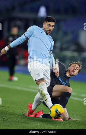 Roma, Italia. 5 dicembre, 2024. Mattia Zaccagni di Laziovies per il pallone con Alessio Zerbin di Napoli durante la Coppa Italia, turno 16 Foto Stock