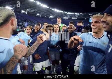 Roma, Italia. 5 dicembre, 2024. I giocatori laziali festeggiano la vittoria al termine della Coppa Italia, turno di 16 partite di calcio tra SS Laz Foto Stock