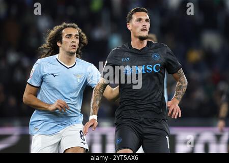 Roma, Italia. 5 dicembre, 2024. Matteo Guendouzi della Lazio e Rafa Marin del Napoli durante la Coppa Italia, turno di 16 partite di calcio tra le due Foto Stock