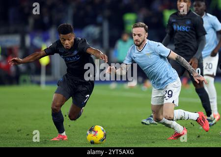 Roma, Italia. 5 dicembre, 2024. Cyril Ngonge del Napoli si batte per il pallone con Manuel Lazzari della Lazio durante la Coppa Italia, round di 16 fa Foto Stock