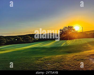 Splendido tramonto sull'Hold 9 su uno splendido campo da golf. Foto Stock
