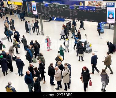 Stazione di Waterloo, Londra, Regno Unito. 6 dicembre 2024. I passeggeri aspettano i treni ferroviari nazionali alla stazione di Waterloo, Londra, Regno Unito. La National Rail ha confermato che i treni sono in ritardo questa mattina a causa di un "difetto nazionale” di un sistema di comunicazione. Crediti: Nidpor/Alamy Live News Foto Stock