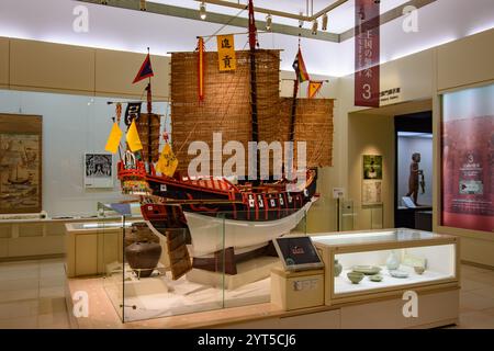 Mostra di manufatti al Museo e Museo d'Arte della Prefettura di Okinawa a Naha, capitale della prefettura di Okinawa in Giappone, il 28 febbraio 2018 Foto Stock