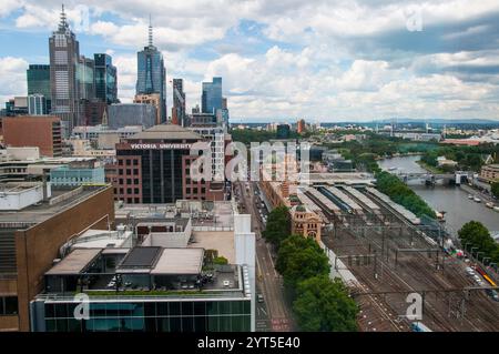 vista dello skyline del CBD guardando a est lungo Flinders Street verso il fiume Yarra, i cantieri e il Melbourne Cricket Ground (MCG), Melbourne, Australia Foto Stock