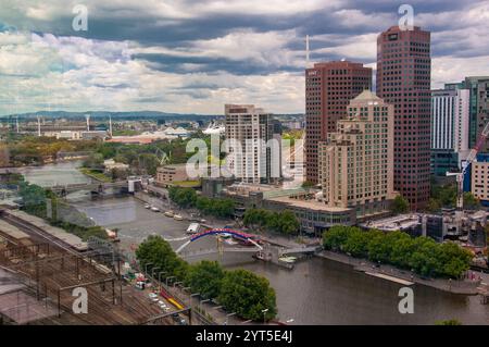 vista dello skyline del CBD che guarda ad est sul fiume Yarra, sui cantieri e sul Melbourne Cricket Ground (MCG), Melbourne, Australia Foto Stock