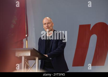 Portavoce della Red-Green Alliance, pelle Dragsted tiene un discorso durante la celebrazione della giornata internazionale dei lavoratori a Faelledparken. Foto Stock