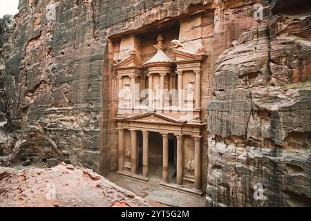 El Hazne famoso tempio di roccia-mausoleo, tesoro del faraone. nell'antica città di Petra, Giordania: incredibile sito Patrimonio Mondiale dell'UNESCO. Un antico st Foto Stock