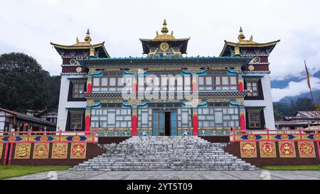 Facciata anteriore del monastero di Khinmey Nyingma, un importante sito scolastico di Nyingma vicino alla città di Tawang, Arunachal Pradesh, India. Foto Stock