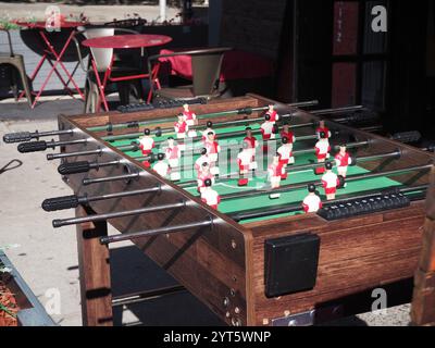 Café Culture: Baby Foot Game in un accogliente NYC Café Foto Stock