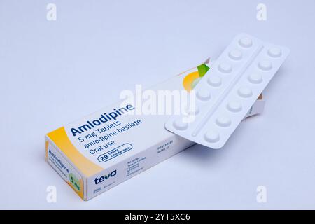Confezione da 28 compresse di amlodipina da 5 mg che mostrano 14 giorni di compresse su sfondo bianco Foto Stock