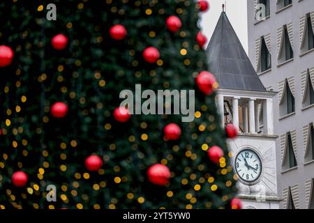 Preparativi natalizi a Tirana, Albania la Torre dell'Orologio di Tirana è vista accanto a un grande albero di Natale nel centro di Tirana, Albania, il 6 dicembre 2024. La Torre dell'Orologio di Tirana, alta 35 metri 115 piedi, era l'edificio più alto della città all'epoca, fu costruita nel 1822 ed è un monumento culturale. Tirana Albania Copyright: XArmandoxBabanix Foto Stock