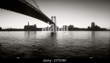 Vista panoramica del ponte Williamsburg, East River, Lower East Side, Manhattan, New York City, stato di New York, Stati Uniti Foto Stock