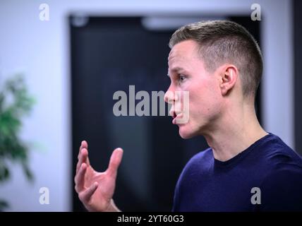 Malmo, Svezia. 6 dicembre 2024. Niklas Moisander dell'MFF alla conferenza stampa di venerdì allo stadio Eleda di Malmö. Moisander annuncia alla conferenza stampa che sta per terminare la sua carriera a causa di un infortunio al ginocchio. Foto: Johan Nilsson/TT/codice 50090 credito: TT News Agency/Alamy Live News Foto Stock