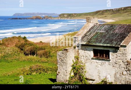 Edificio abbandonato sulla spiaggia di White Park Bay Foto Stock