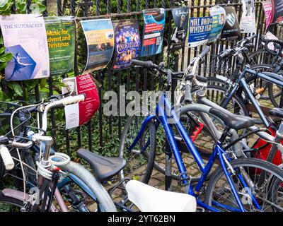 Cycles and Posters About the Cultural Events, Outside the Great St Marys, Cambridge, Cambridgeshire, Inghilterra, Regno Unito, GB. Foto Stock