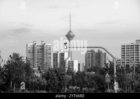 La Torre Milad nella città di Teheran, Iran, circondata da alti edifici e appartamenti. Foto Stock