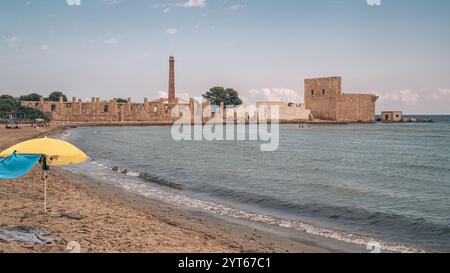 Le rovine della torre di guardia sveva e dell'antica fabbrica di lavorazione del tonno (la tonnara) nella riserva faunistica di Vendicari, Siracusa, Sicilia, Italia Foto Stock