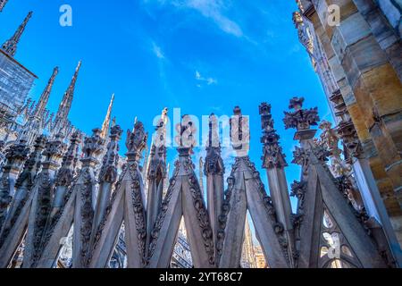 Duomo di Milano, un capolavoro gotico, adornato da intricate sculture, guglie ornate e intagli finemente dettagliati, che mostrano la sua architettura Foto Stock