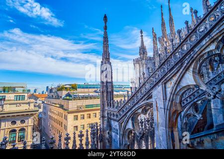 Duomo di Milano, un capolavoro gotico, adornato da intricate sculture, guglie ornate e intagli finemente dettagliati, che mostrano la sua architettura Foto Stock