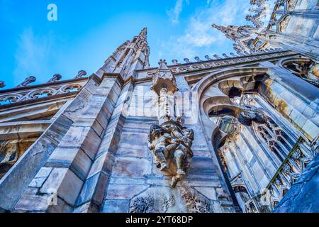 Duomo di Milano, un capolavoro gotico, adornato da intricate sculture, guglie ornate e intagli finemente dettagliati, che mostrano la sua architettura Foto Stock