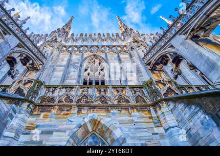 Duomo di Milano, un capolavoro gotico, adornato da intricate sculture, guglie ornate e intagli finemente dettagliati, che mostrano la sua architettura Foto Stock