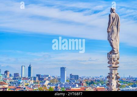 Il tetto di Milano Cathdral è adornato da innumerevoli statue di santi, angeli e figure religiose, ognuna realizzata con meticolosa attenzione al d Foto Stock