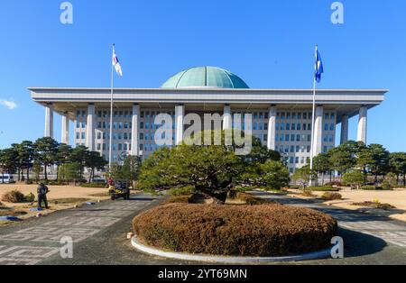 Seoul, Corea del Sud. 6 dicembre 2024. La gente ha visto camminare intorno all'edificio dell'Assemblea Nazionale della Corea del Sud a Seoul. (Foto di Kim Jae-Hwan/SOPA Images/Sipa USA) credito: SIPA USA/Alamy Live News Foto Stock