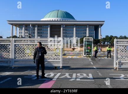 Seoul, Corea del Sud. 6 dicembre 2024. Vista del cancello principale dell'edificio dell'Assemblea Nazionale della Corea del Sud a Seoul. (Foto di Kim Jae-Hwan/SOPA Images/Sipa USA) credito: SIPA USA/Alamy Live News Foto Stock