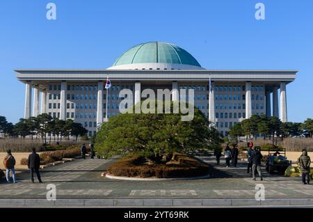 Seoul, Corea del Sud. 6 dicembre 2024. La gente ha visto camminare intorno all'edificio dell'Assemblea Nazionale della Corea del Sud a Seoul. (Foto di Kim Jae-Hwan/SOPA Images/Sipa USA) credito: SIPA USA/Alamy Live News Foto Stock