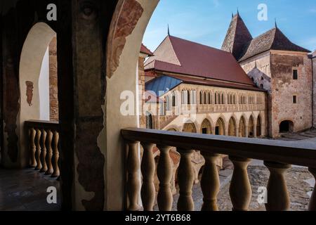 Il cortile interno del castello di Corvin, Hunedoara, Transilvania, Romania Foto Stock