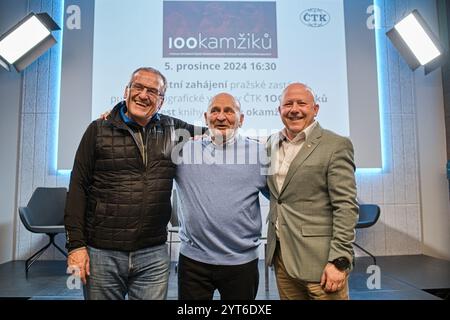 Praga, Repubblica Ceca. 5 dicembre 2024. Lancio del libro Millions of Moments sulla storia dell'agenzia di stampa ceca (CTK), in un evento che dura tutta la giornata per celebrare il 100° anniversario dell'inizio del servizio fotografico CTK in PressCentrum CTK, via Opletalova, Praga, Repubblica Ceca, 5 dicembre, 2024. sulla foto da sinistra: ex direttori generali dell'agenzia di stampa ceca Jiri Majstr, Milan Stibral e Jaroslav Kabele, attuale direttore generale. Crediti: Patrik Uhlir/CTK Photo/Alamy Live News Foto Stock