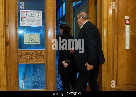 Bucarest, Romania. 6 dicembre 2024: il presidente del CCR Marian Enache (R), e Laura Iuliana Scantei (L), giudice della Corte costituzionale di Romania (CCR), lasciano il paese al termine della sessione in cui la Corte ha deciso di annullare l'intero processo elettorale presidenziale, invocando l'articolo 146, lettera f), della Costituzione. In seguito, il processo elettorale per l’elezione del presidente della Romania riprenderà da zero, con il governo incaricato di fissare una nuova data. Crediti: Lucian Alecu/Alamy Live News Foto Stock