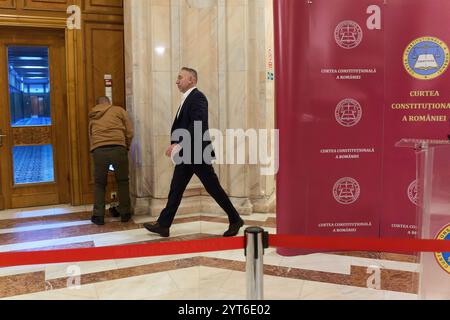 Bucarest, Romania. 6 dicembre 2024: Bogdan Licu, giudice della Corte costituzionale della Romania (CCR), lascia il paese alla fine della sessione in cui la Corte ha deciso di annullare l'intero processo elettorale presidenziale, invocando l'articolo 146, lettera f), della Costituzione. In seguito, il processo elettorale per l’elezione del presidente della Romania riprenderà da zero, con il governo incaricato di fissare una nuova data. Crediti: Lucian Alecu/Alamy Live News Foto Stock