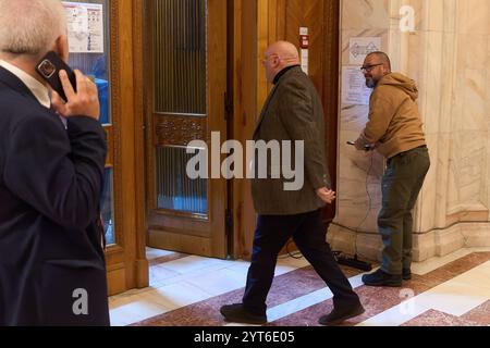 Bucarest, Romania. 6 dicembre 2024: Cristian Deliorga (C), giudice della Corte costituzionale della Romania (CCR), lascia il paese al termine della sessione in cui la Corte ha deciso di annullare l'intero processo elettorale presidenziale, invocando l'articolo 146, lettera f), della Costituzione. In seguito, il processo elettorale per l’elezione del presidente della Romania riprenderà da zero, con il governo incaricato di fissare una nuova data. Crediti: Lucian Alecu/Alamy Live News Foto Stock