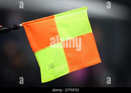 Milano, Italia, 26 novembre 2024. Bandiera di un linesman durante la partita di UEFA Champions League a Giuseppe Meazza, Milano. Il credito immagine dovrebbe essere: Jonathan Moscrop / Sportimage Foto Stock