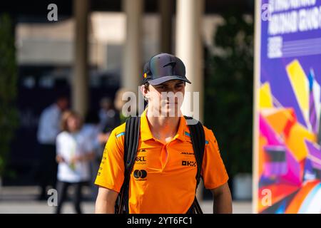 Abu Dhabi, Emirati Arabi Uniti. 6 dicembre 2024. Il pilota australiano della McLaren Formula 1 Oscar Piastri visto all'ingresso del paddock del circuito Yas Marina per il Gran Premio di Formula uno di Abu Dhabi. Credito: SOPA Images Limited/Alamy Live News Foto Stock