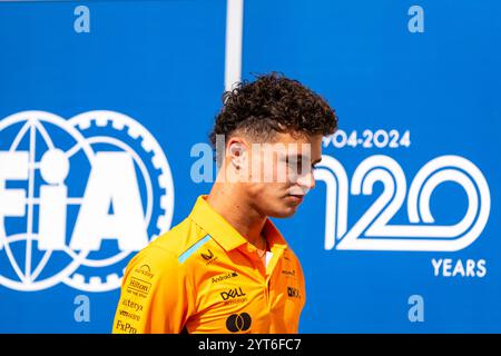 Abu Dhabi, Emirati Arabi Uniti. 6 dicembre 2024. Il pilota inglese della McLaren Formula 1, Lando Norris, visto all'ingresso del paddock del circuito Yas Marina per il Gran Premio di Formula uno di Abu Dhabi. Credito: SOPA Images Limited/Alamy Live News Foto Stock