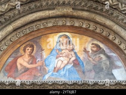 Affresco religioso all'esterno della Chiesa (Basilica) di San Francesco (Chiesa di San Francesco) ad Ascoli Piceno, Marche, Italia Foto Stock