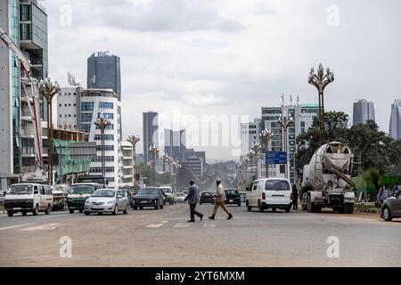 Traffico ed edifici nel centro di Addis Abeba, capitale dell'Etiopia. Foto Stock