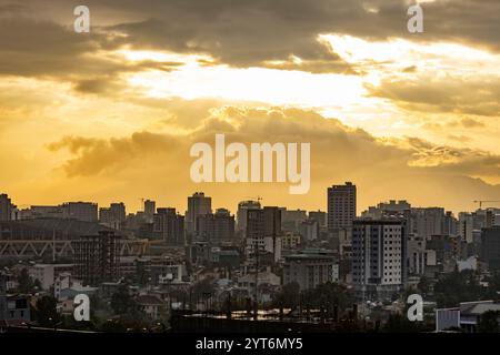 La moderna città africana di Addis Abeba, Etiopia al tramonto. Foto Stock