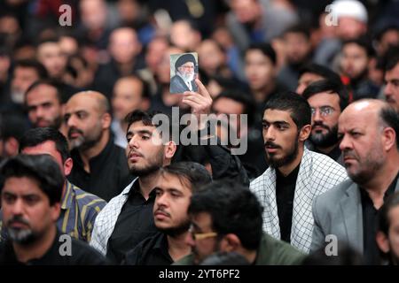 Teheran, Iran. 5 dicembre 2024. Gli iraniani piangono mentre si radunano per la notte della cerimonia di lutto che commemora l'anniversario del martirio di Lady Fatimah Zahra a Teheran. (Immagine di credito: © Ufficio del leader supremo iraniano tramite ZUMA Press Wire) SOLO USO EDITORIALE! Non per USO commerciale! Foto Stock