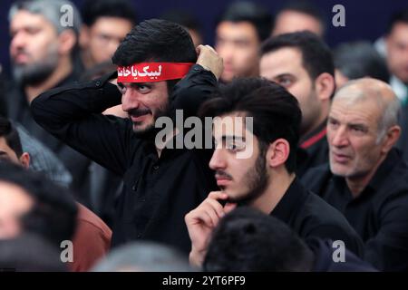 Teheran, Iran. 5 dicembre 2024. Gli iraniani piangono mentre si radunano per la notte della cerimonia di lutto che commemora l'anniversario del martirio di Lady Fatimah Zahra a Teheran. (Immagine di credito: © Ufficio del leader supremo iraniano tramite ZUMA Press Wire) SOLO USO EDITORIALE! Non per USO commerciale! Foto Stock