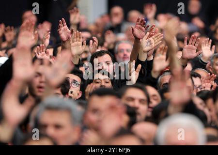 Teheran, Iran. 5 dicembre 2024. Gli iraniani piangono mentre si radunano per la notte della cerimonia di lutto che commemora l'anniversario del martirio di Lady Fatimah Zahra a Teheran. (Immagine di credito: © Ufficio del leader supremo iraniano tramite ZUMA Press Wire) SOLO USO EDITORIALE! Non per USO commerciale! Foto Stock