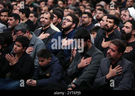 Teheran, Iran. 5 dicembre 2024. Gli iraniani piangono mentre si radunano per la notte della cerimonia di lutto che commemora l'anniversario del martirio di Lady Fatimah Zahra a Teheran. (Immagine di credito: © Ufficio del leader supremo iraniano tramite ZUMA Press Wire) SOLO USO EDITORIALE! Non per USO commerciale! Foto Stock