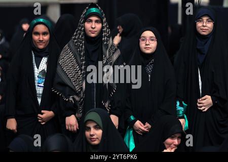 Teheran, Iran. 5 dicembre 2024. Le donne velate iraniane nei Chadors neri piangono mentre si radunano per la notte della cerimonia di lutto per commemorare l'anniversario del martirio di Lady Fatimah Zahra a Teheran. (Immagine di credito: © Ufficio del leader supremo iraniano tramite ZUMA Press Wire) SOLO USO EDITORIALE! Non per USO commerciale! Foto Stock