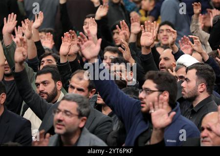 Teheran, Iran. 5 dicembre 2024. Gli iraniani piangono mentre si radunano per la notte della cerimonia di lutto che commemora l'anniversario del martirio di Lady Fatimah Zahra a Teheran. (Immagine di credito: © Ufficio del leader supremo iraniano tramite ZUMA Press Wire) SOLO USO EDITORIALE! Non per USO commerciale! Foto Stock