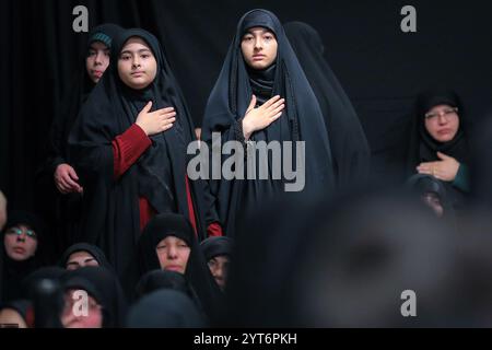 Teheran, Iran. 5 dicembre 2024. Le donne velate iraniane nei Chadors neri piangono mentre si radunano per la notte della cerimonia di lutto per commemorare l'anniversario del martirio di Lady Fatimah Zahra a Teheran. (Immagine di credito: © Ufficio del leader supremo iraniano tramite ZUMA Press Wire) SOLO USO EDITORIALE! Non per USO commerciale! Foto Stock