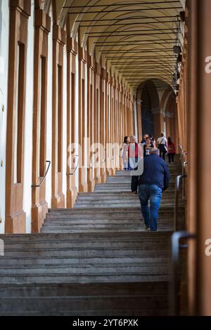 Bologna, Italia. 9 ottobre 2024 - i visitatori salgono i gradini del Portico di San Luca Foto Stock